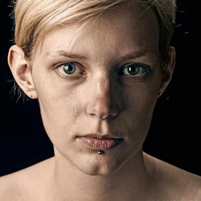 Studio portrait by Mehran Ahmadi